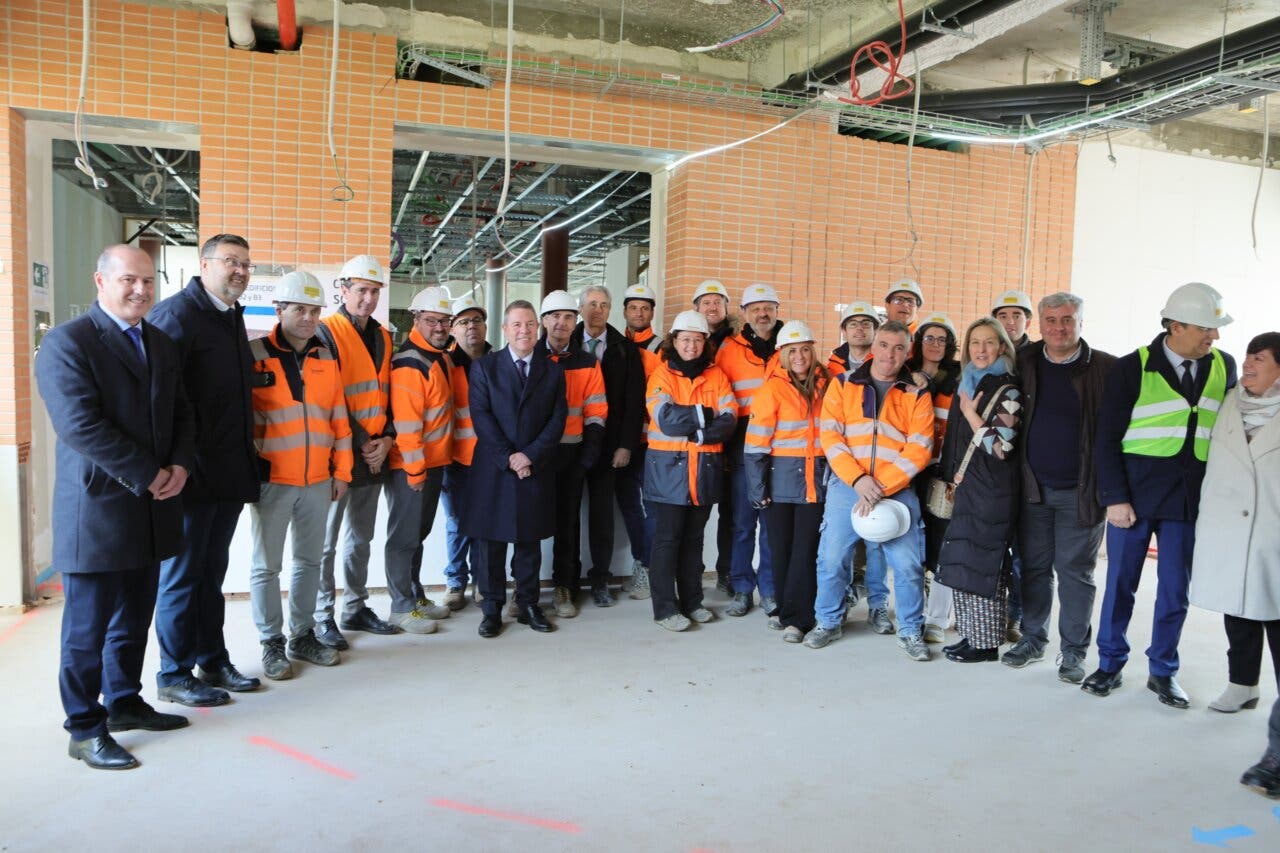 Grupo de personas en la construcción del nuevo campus de la Universidad de Alcalá en Guadalajara