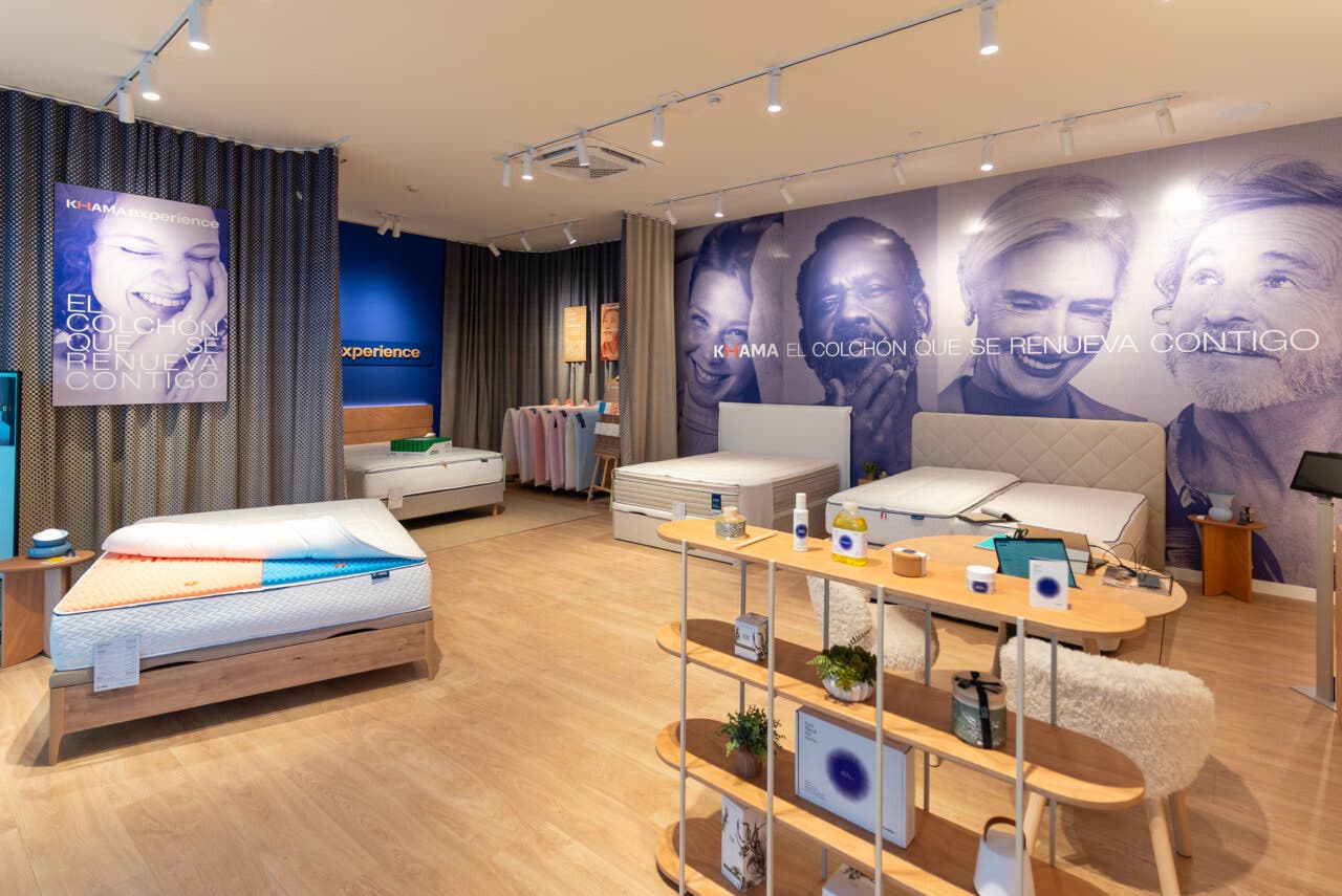 Interior de la tienda Khama en Parque Corredor con colchones y decoración moderna
