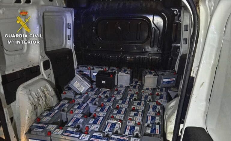 Una persecución de 70 kilómetros por la A-2 acaba con tres detenidos por robar la mercancía de un camión