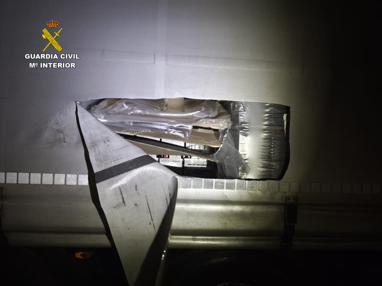 Daño en la lona de un camión tras un robo de mercancía