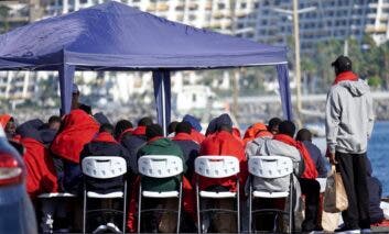 El Gobierno aprobará este martes una regularización masiva de 500.000 inmigrantes pactada con Podemos