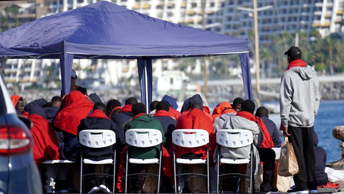 El Gobierno aprobará este martes una regularización masiva de 500.000 inmigrantes pactada con Podemos