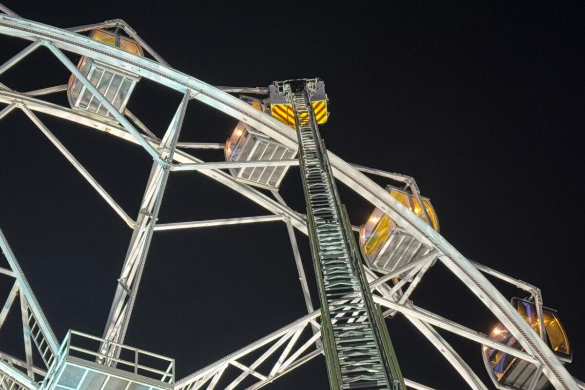 Los bomberos rescatan a 19 personas de la noria del parque Mágicas Navidades de Torrejón