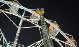 Los bomberos rescatan a 19 personas de la noria del parque Mágicas Navidades de Torrejón