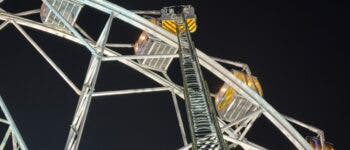 Los bomberos rescatan a 19 personas de la noria del parque Mágicas Navidades de Torrejón