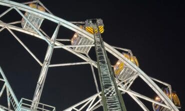Los bomberos rescatan a 19 personas de la noria del parque Mágicas Navidades de Torrejón