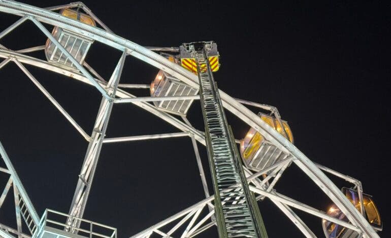 Los bomberos rescatan a 19 personas de la noria del parque Mágicas Navidades de Torrejón