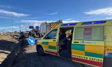 Rescatan a una conductora de 24 años herida tras volcar en la A-5 y dar varias vueltas de campana