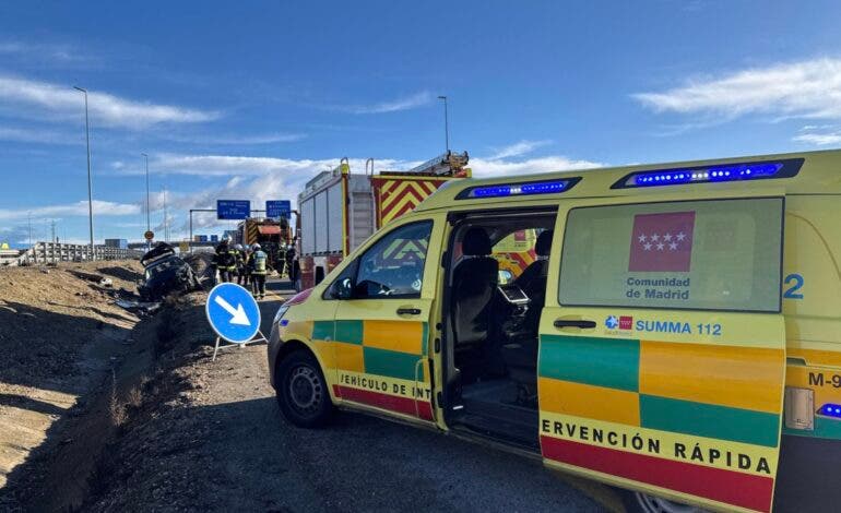 Rescatan a una conductora de 24 años herida tras volcar en la A-5 y dar varias vueltas de campana