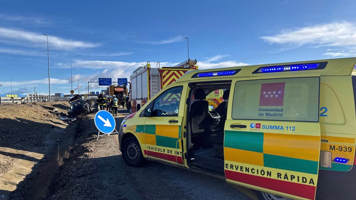 Rescatan a una conductora de 24 años herida tras volcar en la A-5 y dar varias vueltas de campana