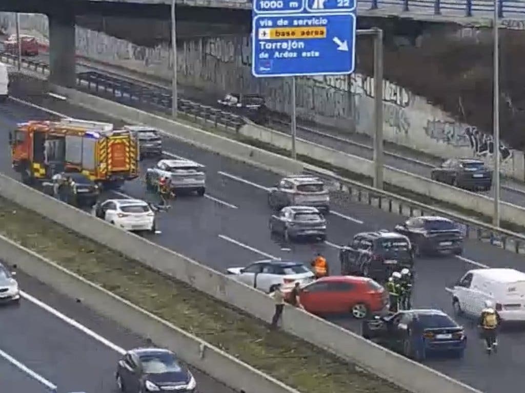 Importantes retenciones en la A-2 por un accidente múltiple con cinco coches implicados en Torrejón de Ardoz