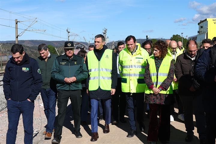Sánchez decreta tres días de luto oficial y asegura que se sabrá «la verdad» del accidente ferroviario de Adamuz