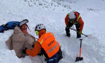 Situación complicada en la Sierra de Madrid: 12 atrapados en Cotos, cadenas obligatorias y un esquiador herido por un alud de 200 metros