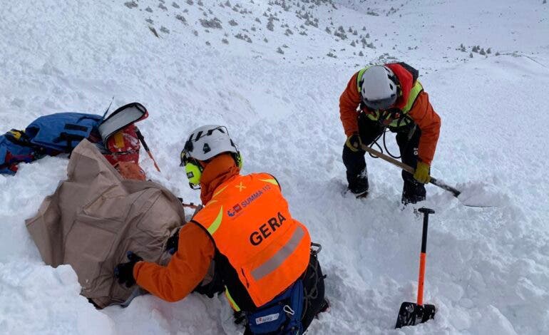 Situación complicada en la Sierra de Madrid: 12 atrapados en Cotos, cadenas obligatorias y un esquiador herido por un alud de 200 metros