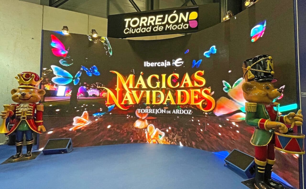 Stand de Torrejón en FITUR con Mágicas Navidades y decoraciones festivas