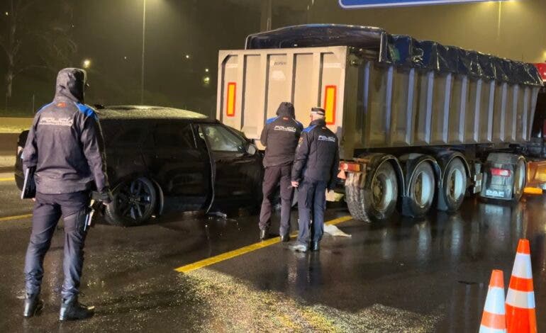 Tres heridos al chocar un coche contra un camión en la M-30