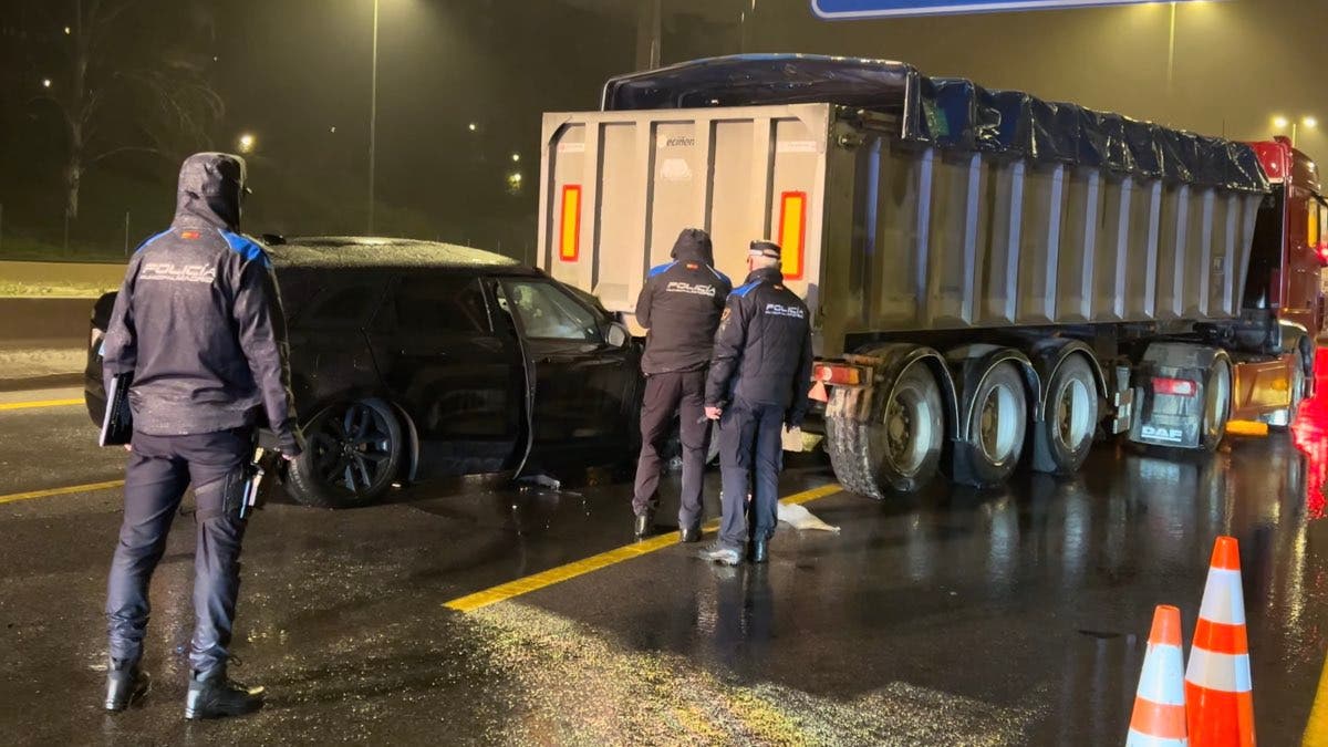 Tres heridos al chocar un coche contra un camión en la M-30