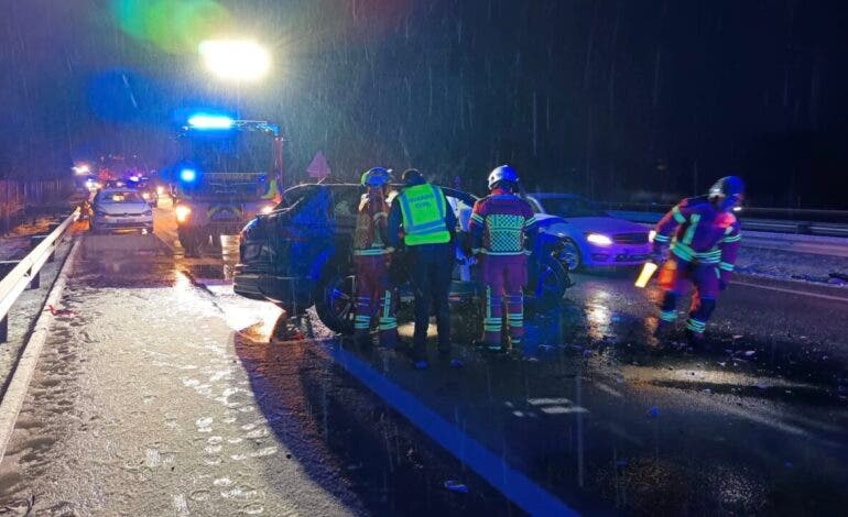 Muere una conductora de 35 años tras chocar contra una quitanieves en la A-1 en La Serna del Monte