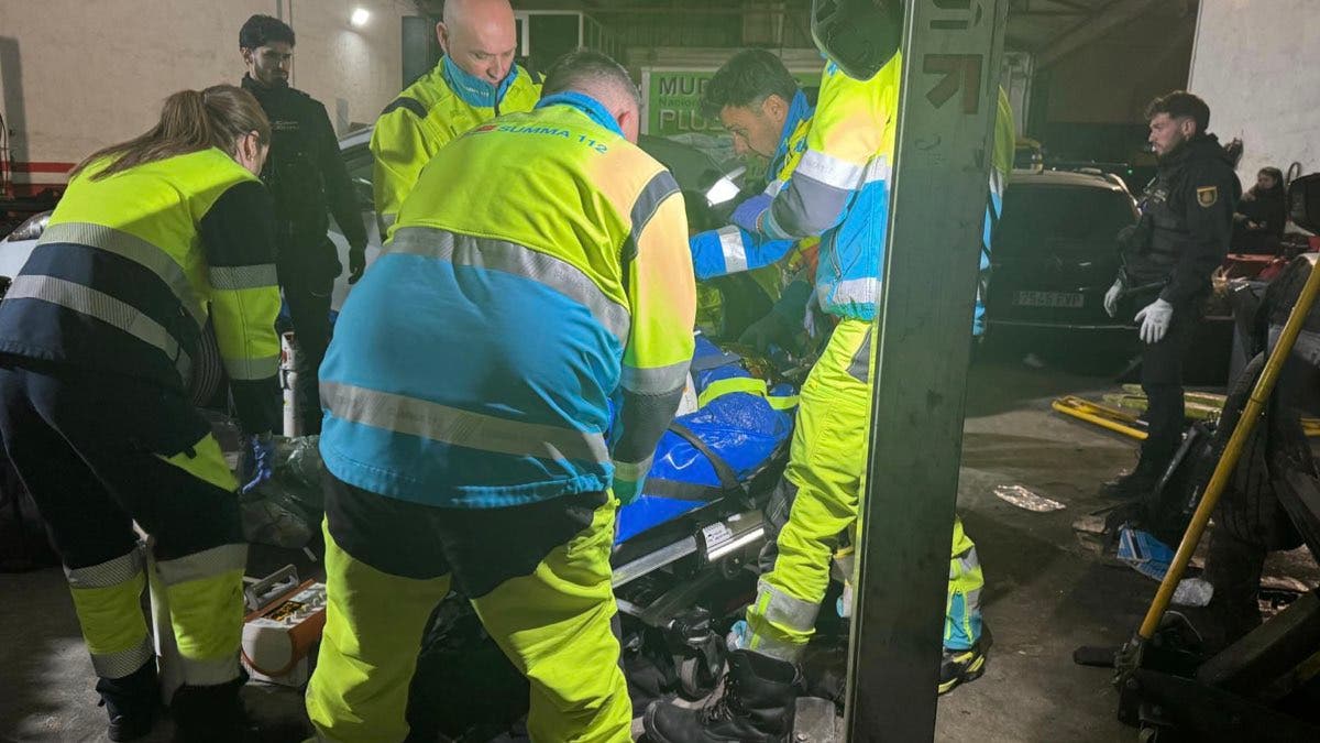 Un mecánico de 55 años, en estado crítico tras caerle encima un coche en un taller de Leganés