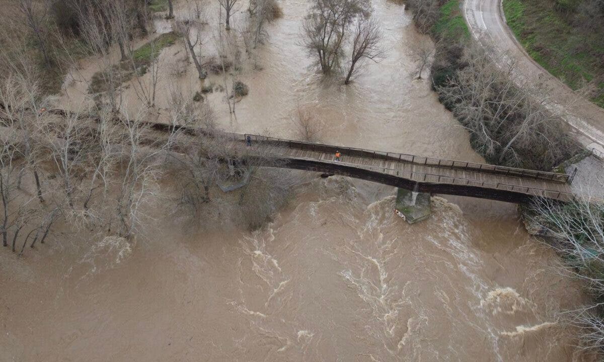 Alcalá de Henares valla los accesos al río y cierra un parking por la crecida del caudal