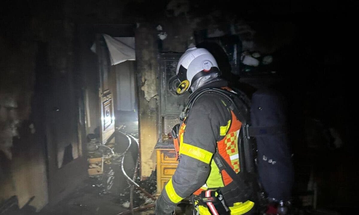 Arde una vivienda de madrugada en Chapinería: varios vecinos confinados, tres atendidos por humo y un gato muerto