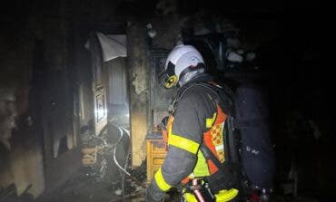 Arde una vivienda de madrugada en Chapinería: varios vecinos confinados, tres atendidos por humo y un gato muerto