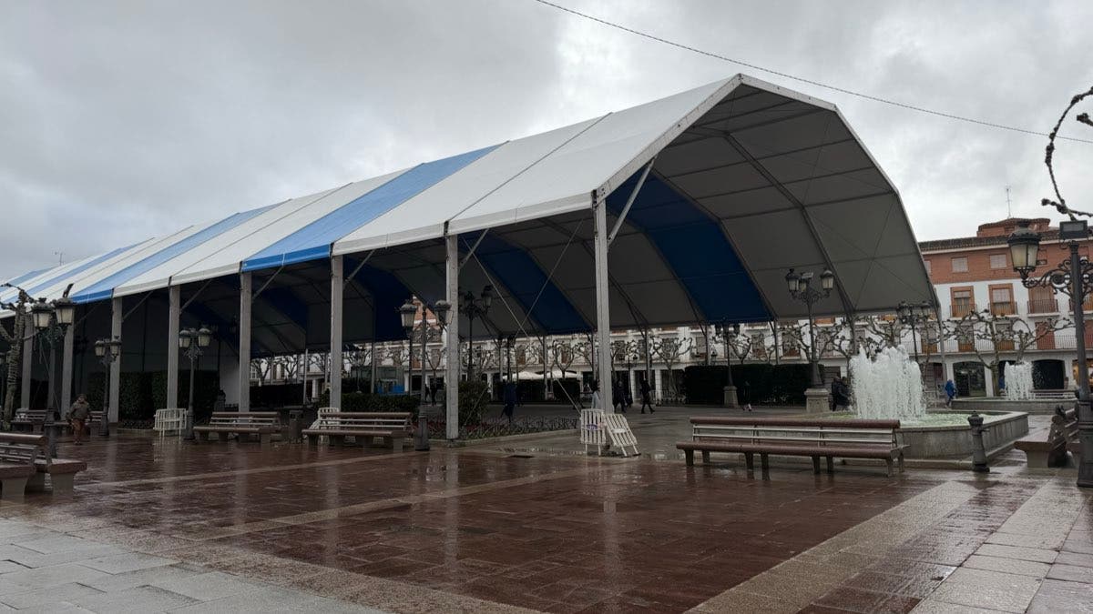 Torrejón blinda su Carnaval por si llueve instalando una enorme carpa en la Plaza Mayor