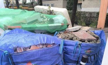 La Policía Local de Coslada investiga vertidos de escombros y aceite en la vía pública