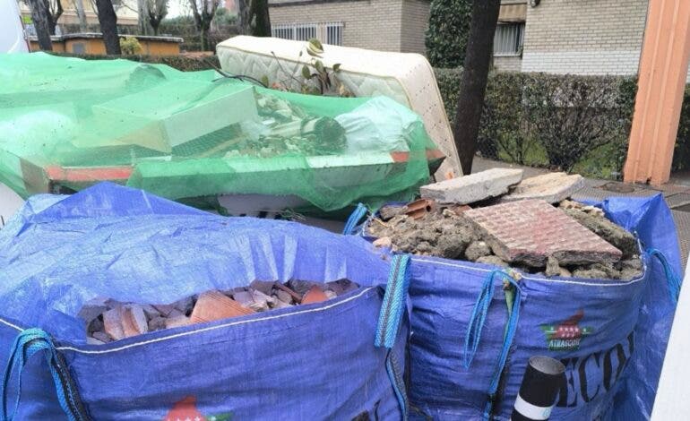 La Policía Local de Coslada investiga vertidos de escombros y aceite en la vía pública