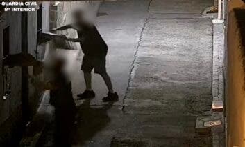 Dos detenidos más por incendiar la casa de una madre y su hijo vulnerables en Torres de la Alameda: los cuatro, a prisión