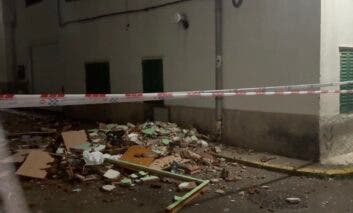 La explosión de una estufa de butano provoca el colapso del tejado de una casa en Guadalix de la Sierra