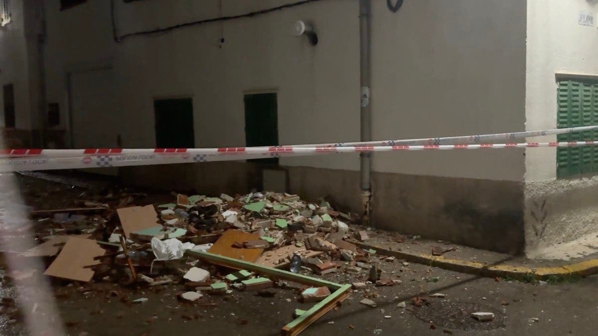 La explosión de una estufa de butano provoca el colapso del tejado de una casa en Guadalix de la Sierra