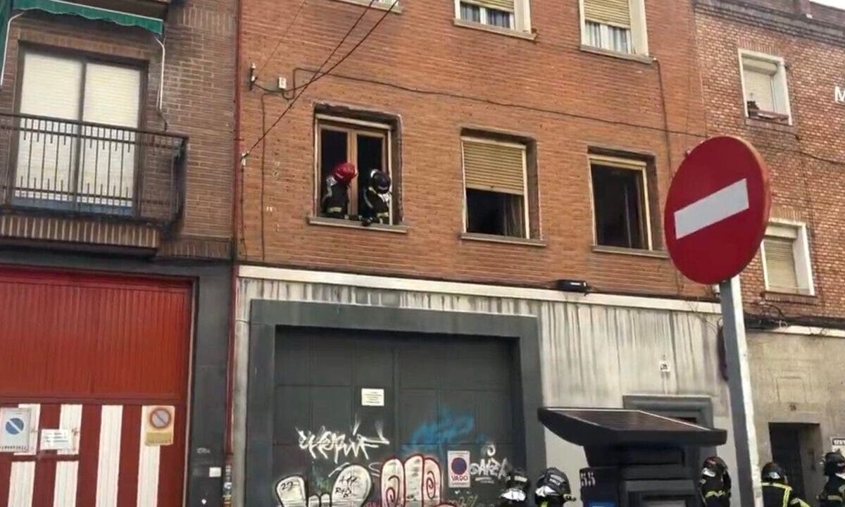 Explosión de gas en Usera: un hombre muy grave con quemaduras en cabeza y manos