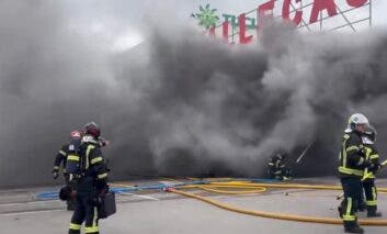 El incendio en un bazar en la carretera de Villaverde a Vallecas provoca una gran columna de humo negro