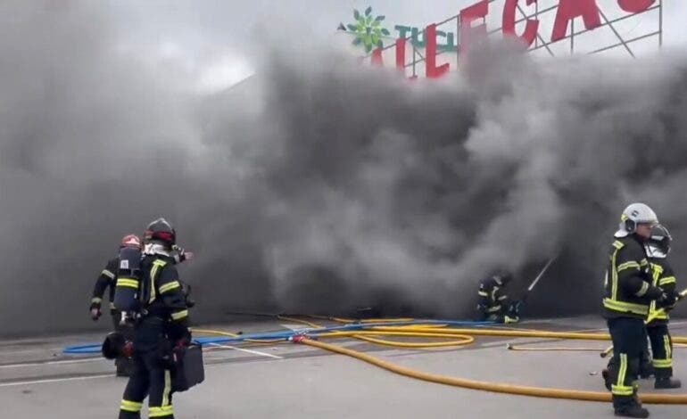 El incendio en un bazar en la carretera de Villaverde a Vallecas provoca una gran columna de humo negro