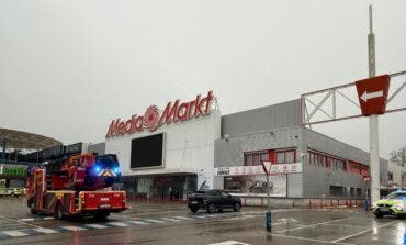 Una regleta provoca un incendio de madrugada en el MediaMarkt de Alcorcón
