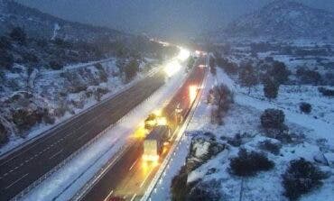 Cadenas obligatorias en varios puertos de Madrid, 31 quitanieves trabajando y el INUNCAM activado