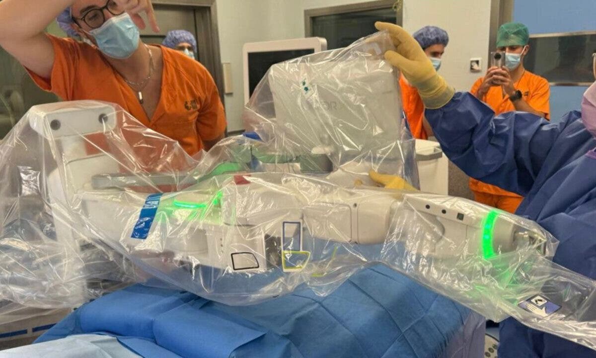 La sanidad pública madrileña estrena un robot de 1,3 millones para operar la columna en La Princesa