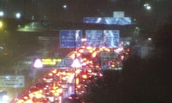 La rotura de una tubería corta la Línea 8 de Metro y la M-14 en Barajas