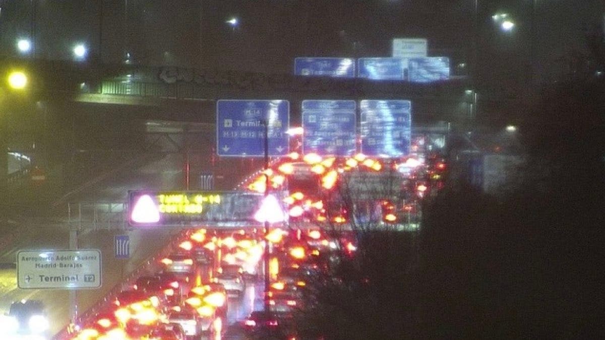 La rotura de una tubería corta la Línea 8 de Metro y la M-14 en Barajas