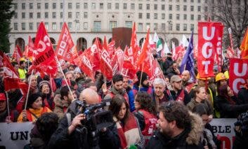Protesta masiva de trabajadores de Renfe y Adif ante el Ministerio de Transportes tras los últimos accidentes ferroviarios