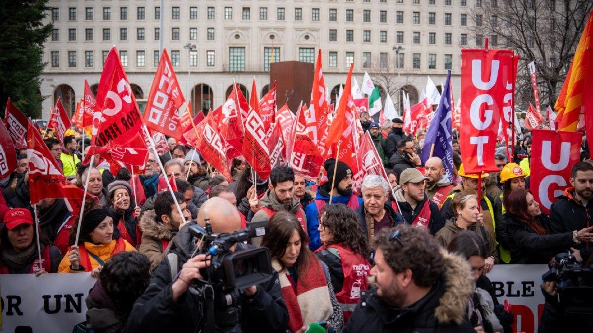 Protesta masiva de trabajadores de Renfe y Adif ante el Ministerio de Transportes tras los últimos accidentes ferroviarios