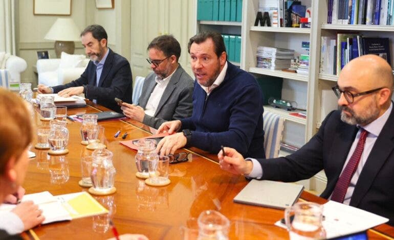 Los sindicatos ferroviarios mantienen la huelga tras finalizar sin acuerdo la primera reunión con Puente