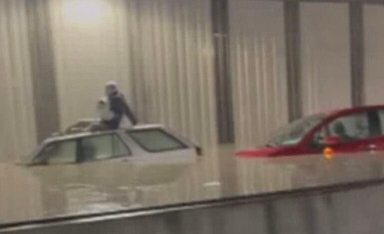 Dos rescatados y una veintena de evacuados por la inundación del túnel de la M-14 en Barajas