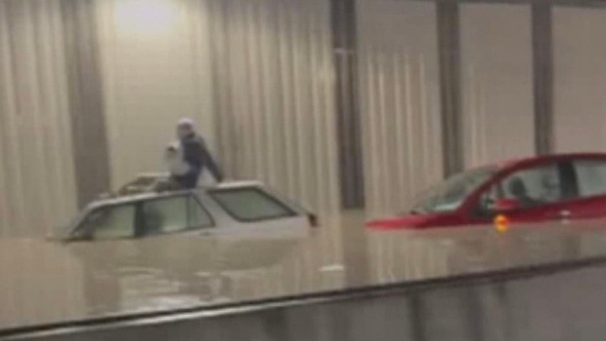 Dos rescatados y una veintena de evacuados por la inundación del túnel de la M-14 en Barajas