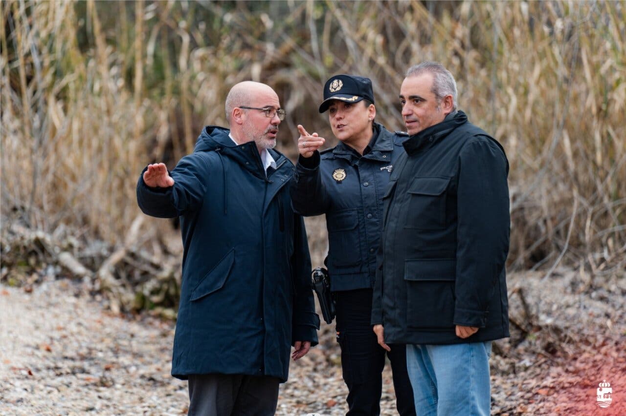 Delegado del Gobierno y autoridades discutiendo sobre el río Jarama